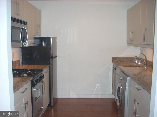 Primary Photo - 219-29 S 18th St