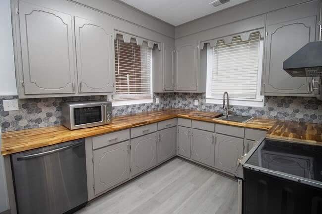 Building Photo - Renovated Historic Columbia Gem: 3-Bed, 2-Bath Home with Modern Updates ~ JUST REDUCED!