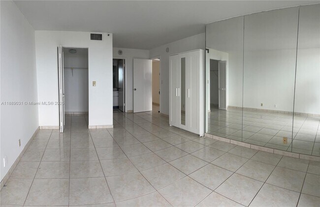 Building Photo - 2555 Collins Ave