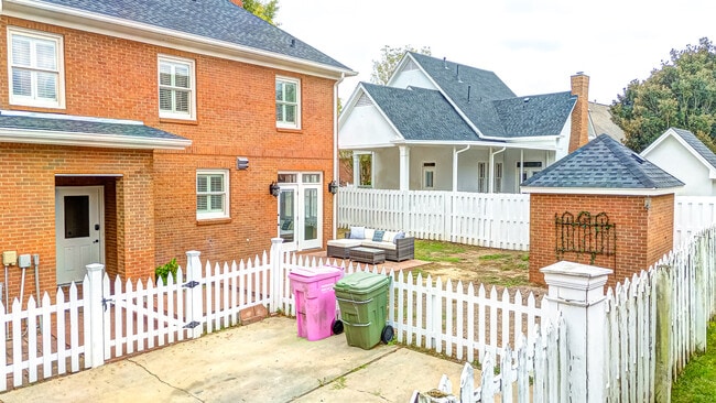 Building Photo - 8141 Oak Alley