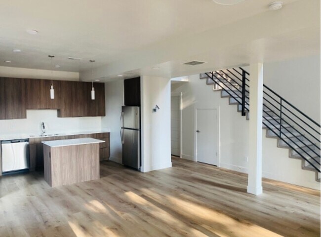 Building Photo - 340 340 N