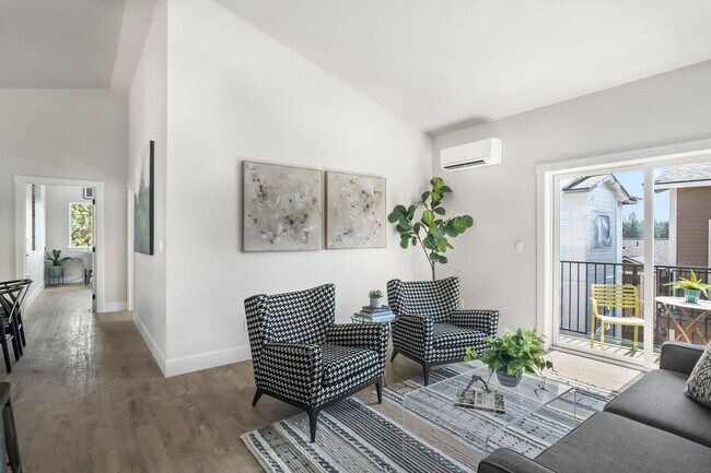 Building Photo - New 2 Bed/1 Bath Duplex Apartment with Two...