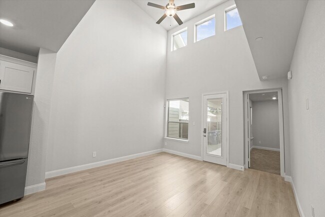 Building Photo - 1045 Thomas Pl