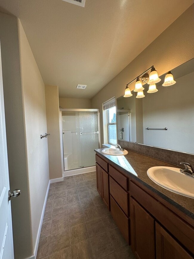 Building Photo - MOVE IN SPECIAL!  Remodeled 3 Bedroom / 2.5 Bathroom Home Southwest Redmond