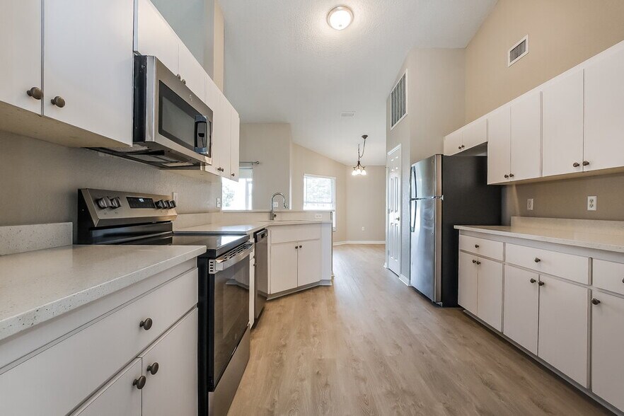 Building Photo - 7134 Summit Dr