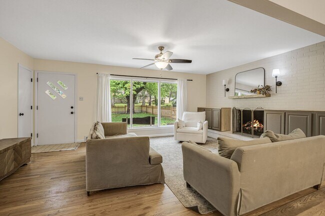 Building Photo - Royal Pines Gem with Private Fenced Yard