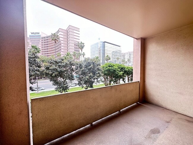 Building Photo - Modern Downtown Long Beach Condo with Ocea...