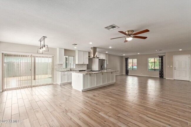 Building Photo - 4833 E Kathleen Rd