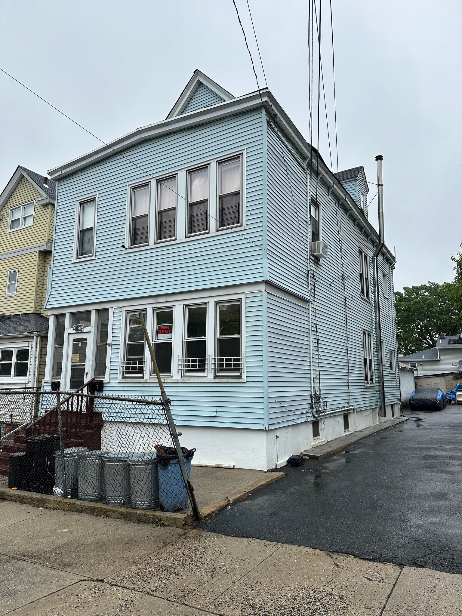 Building Photo - 815 Parker St