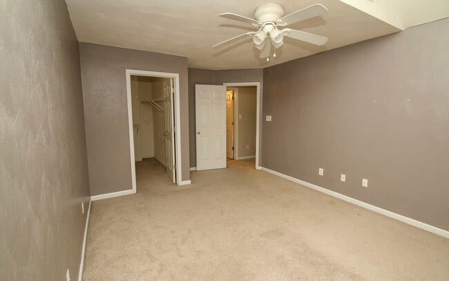 Building Photo - Townhome in sought after Coventry.