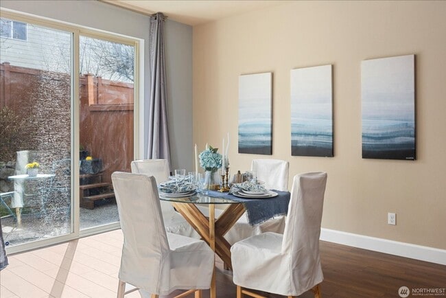 Building Photo - 3BD/2.5BTH Modern Townhouse in Greekbrooke...