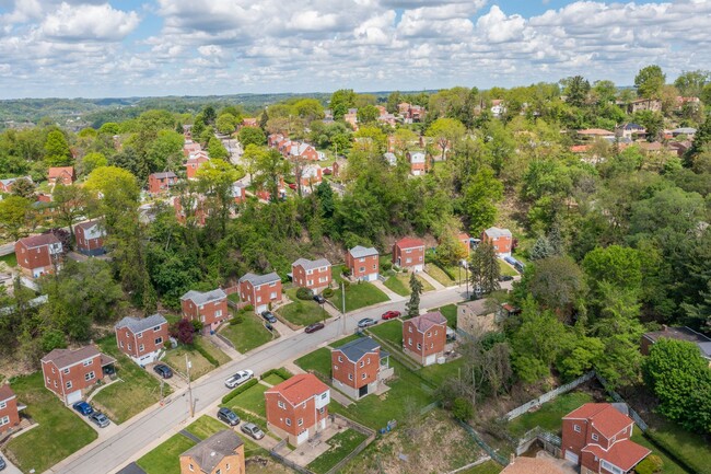 Building Photo - AVAILABLE JUNE 1ST!! STUNNING 3 BEDROOM IN...