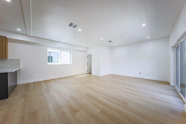 Building Photo - 1237 N Orange Dr