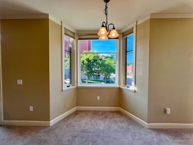 Building Photo - Spacious 2 Bedroom Condo in Fairhaven!