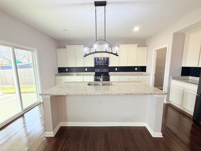 Building Photo - 1618 Woodside Cir