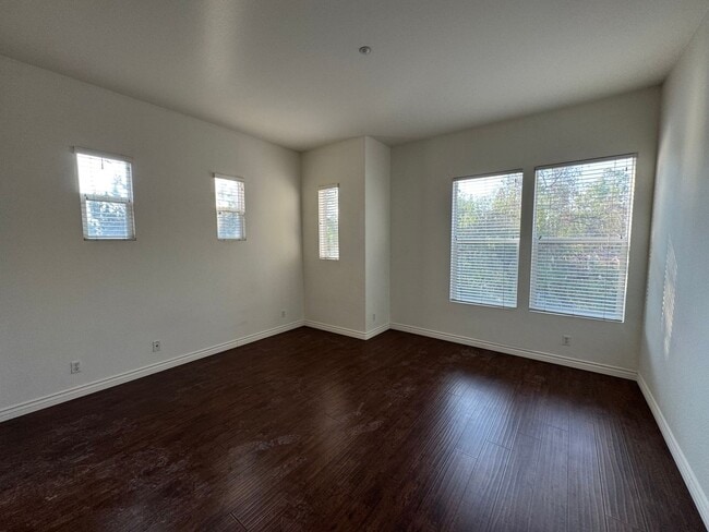 Building Photo - Beautiful 3 Bd/2Ba Spacious Home in Fuller...