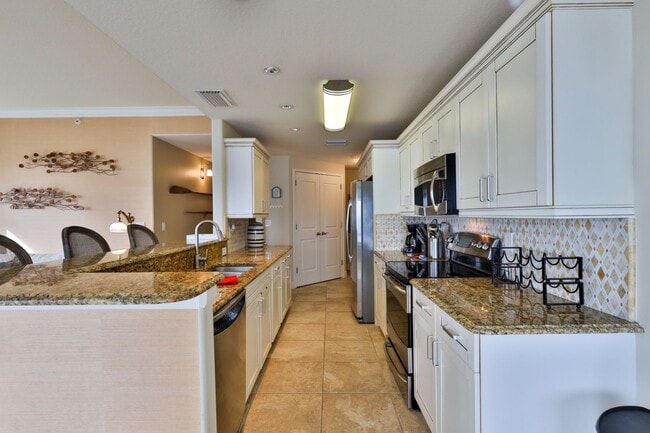 Building Photo - Oceanfront Condo 2 bed/ 2ba Beautifully Decorated and Furnished