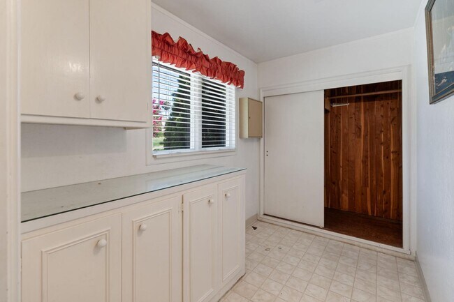 Building Photo - 3220 Fieldcrest Dr