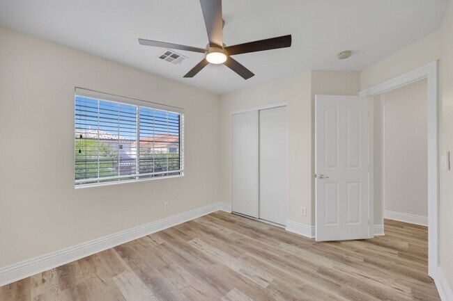 Building Photo - Gorgeous home with new flooring throughout and a Community Pool!