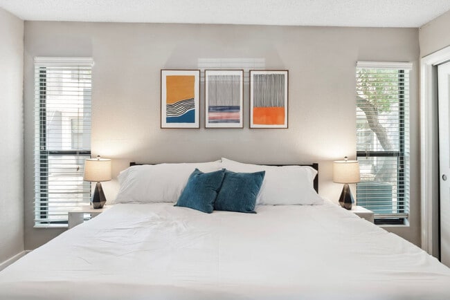 Building Photo - 2101 Elmont Dr