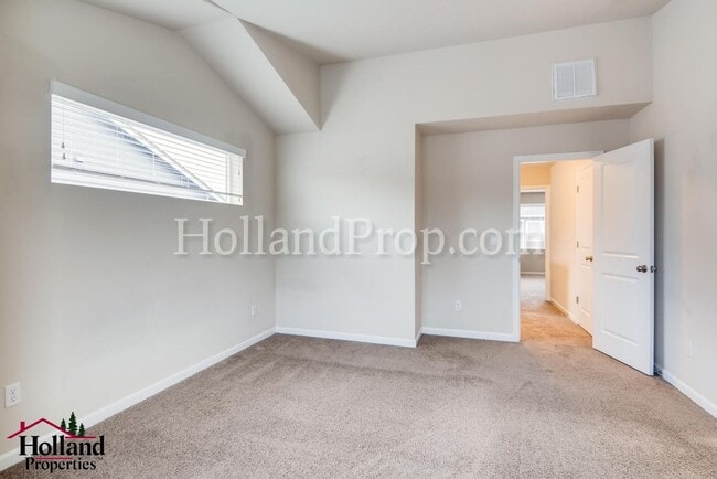 Building Photo - Stunning 3 Bedroom 2.5 bath Townhome in Hi...