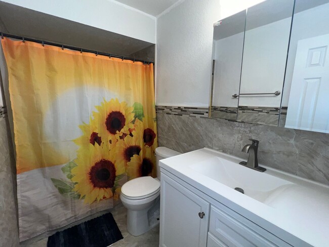 Building Photo - Available Now! Spacious 3 Bedroom 2 Bath o...