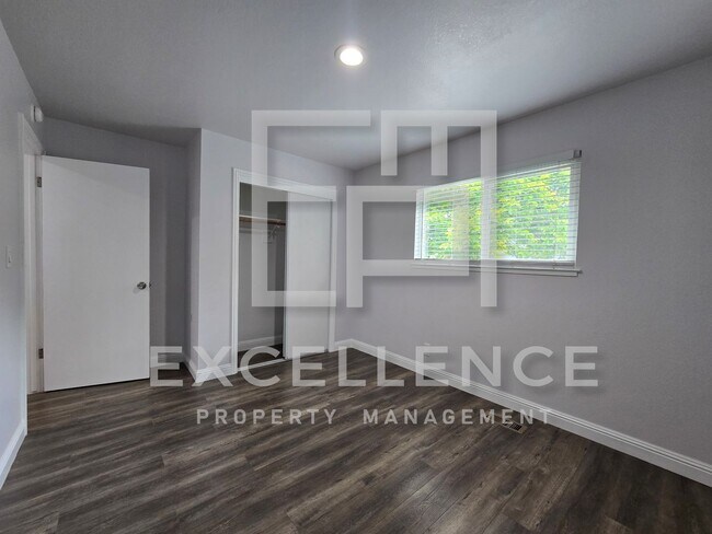 Building Photo - Fully Updated 4/2 Corner Lot Home - Firepl...