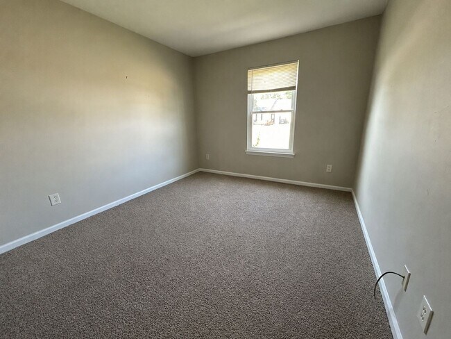 Building Photo - 913 Bernstein Ct
