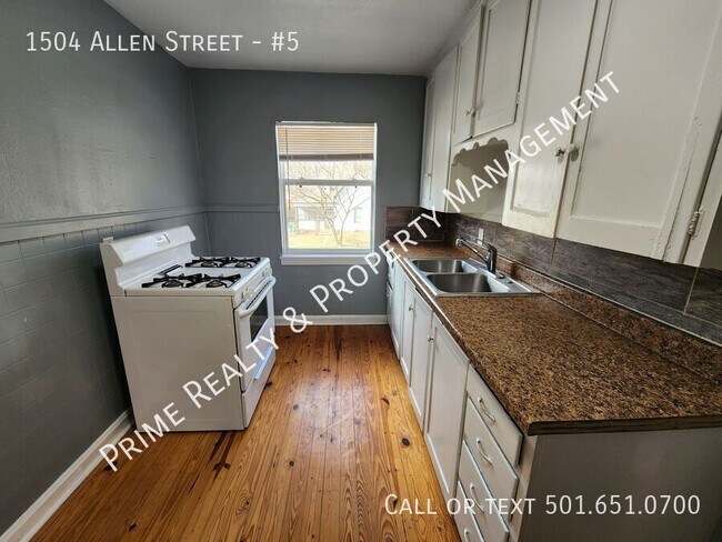 Building Photo - 1504 Allen St