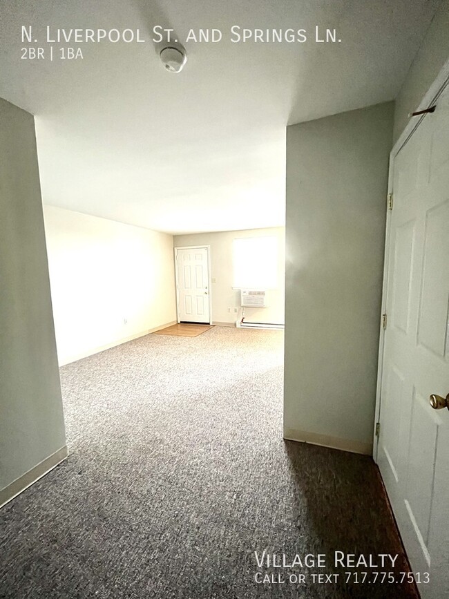 Building Photo - No steps! Affordable 2-Bed Convenient to I...