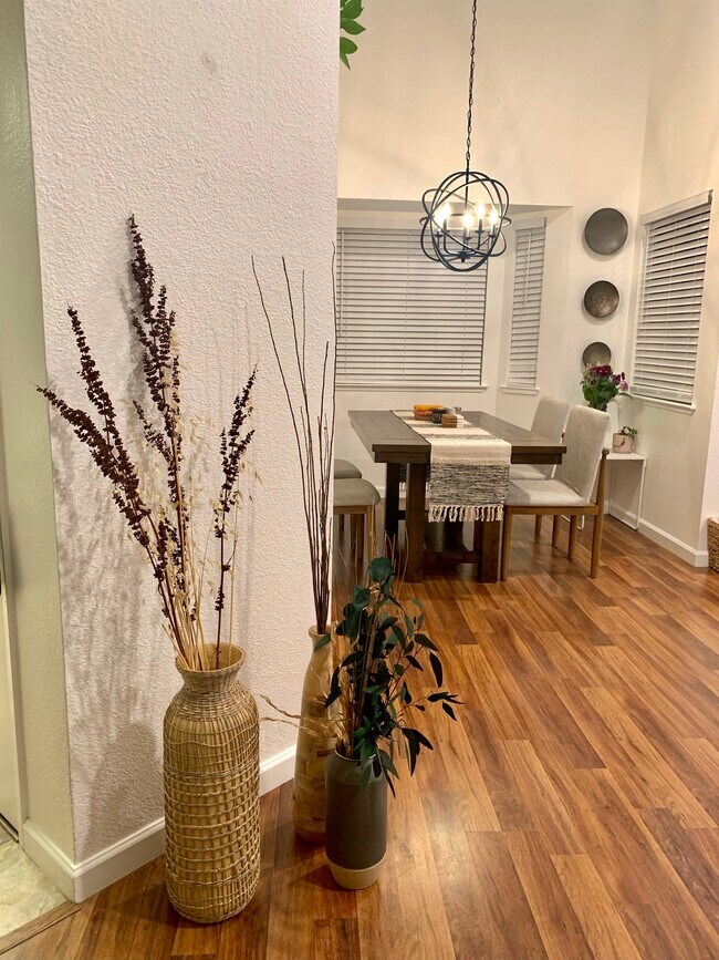 Living/ Dining - 647 Hovey Way