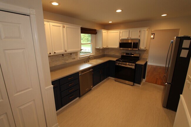 Building Photo - Beautiful 4 bedroom colonial in Lake Geneva