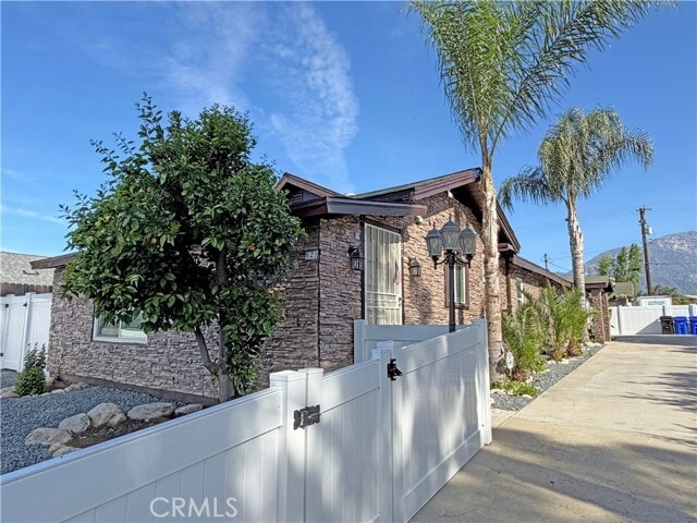 Building Photo - 621 E Pine St