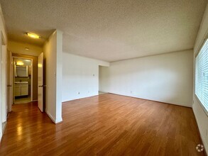 Building Photo - LIGHT & BRIGHT SPACIOUS UPSTAIRS 2 BEDRM I...