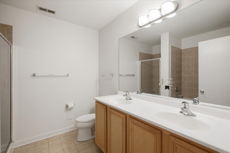 Building Photo - 2220 W Maypole Ave