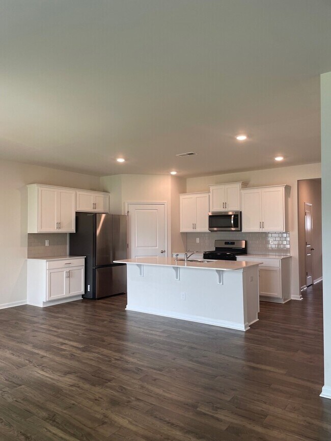 Building Photo - Spacious & Modern Ranch-Style Living