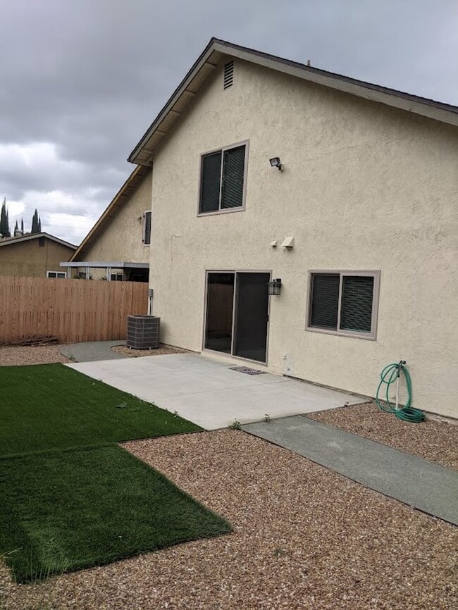 Building Photo - 4 Bed-2.5 Bath Two Story Home in San Diego