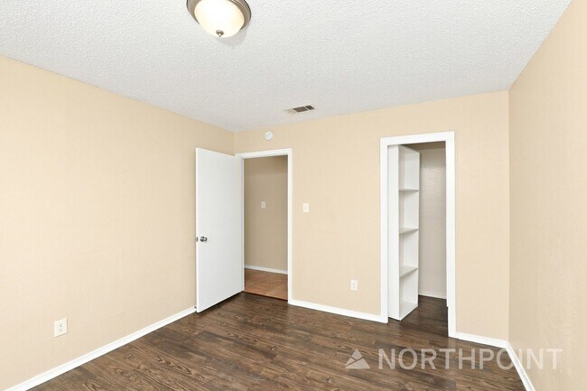 Building Photo - 3-Bedroom, 2 Bath Single Family for Rent in Dallas, TX | Front yard & Modern Kitchen