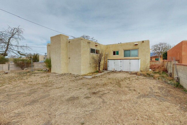 Building Photo - Pueblo Style  3/BD 1.75/BA 1/CG 2/CP 1774/sf