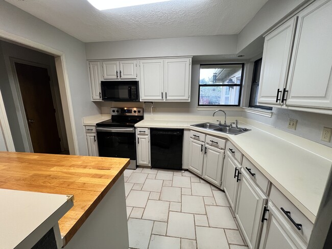 Building Photo - 505 Rustic Pl