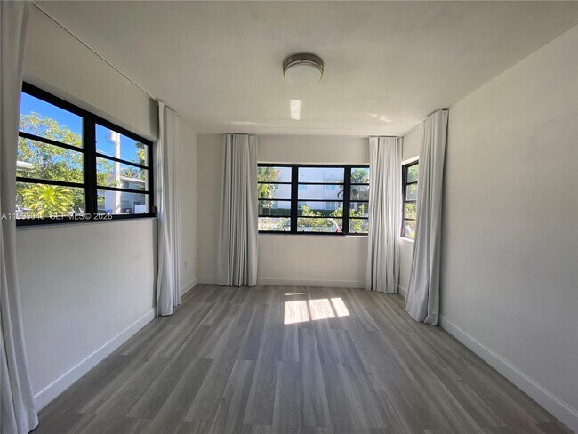 Building Photo - 1101 Bay Dr