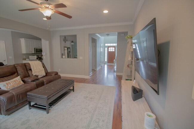 Building Photo - 4 Gresham Ln