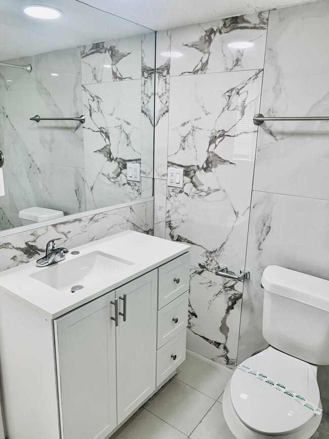 Building Photo - 826 Wiggins Pass Rd