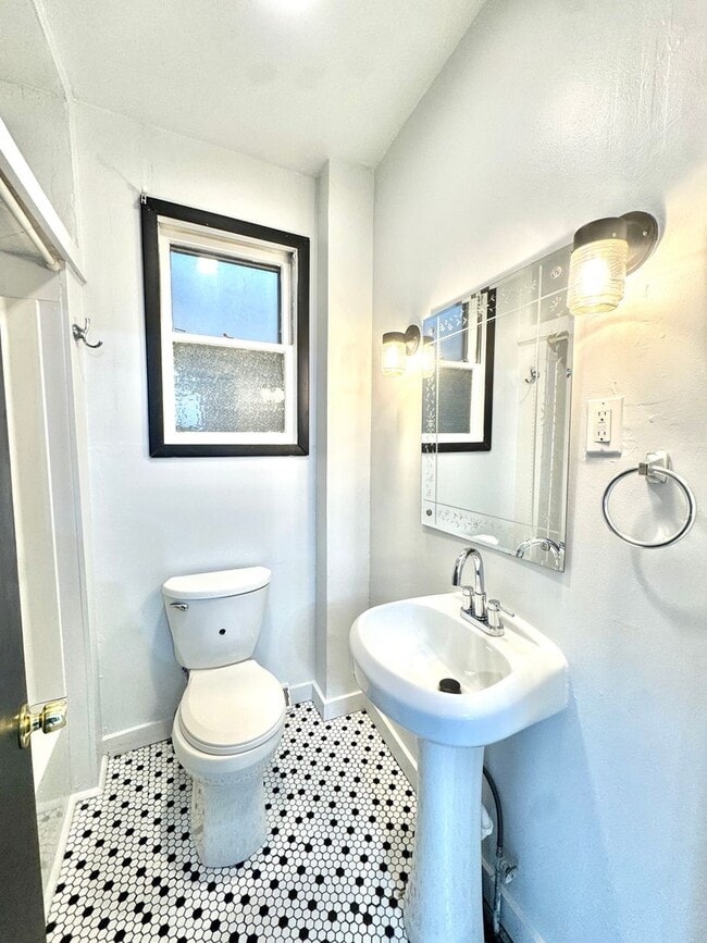 Building Photo - TWO BEDROOM Detached Home in Bethlehem Schools