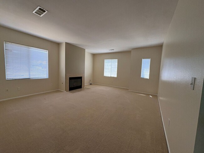 Building Photo - GRAND 4-Bedroom Home in Tehachapi City