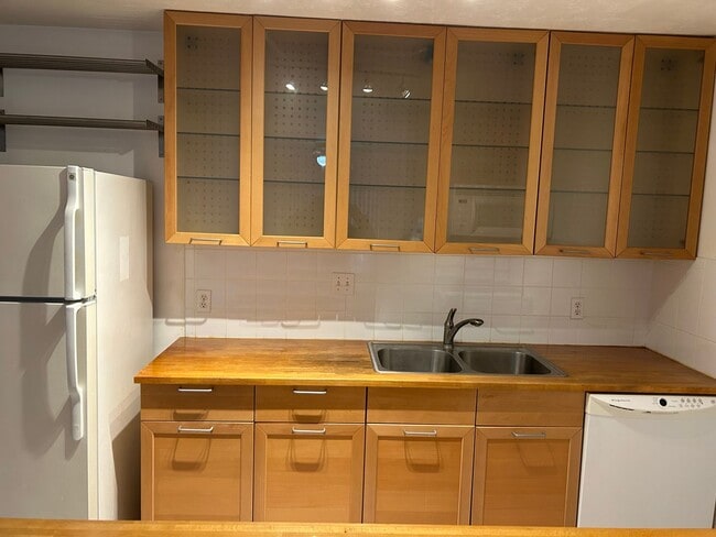 Building Photo - Walk to Campus from your Downstairs Flat