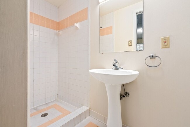 Building Photo - 615 Forestdale Dr