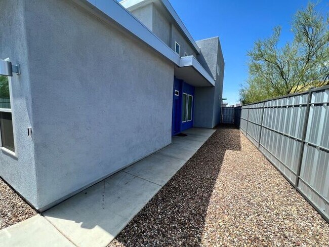 Building Photo - For Rent