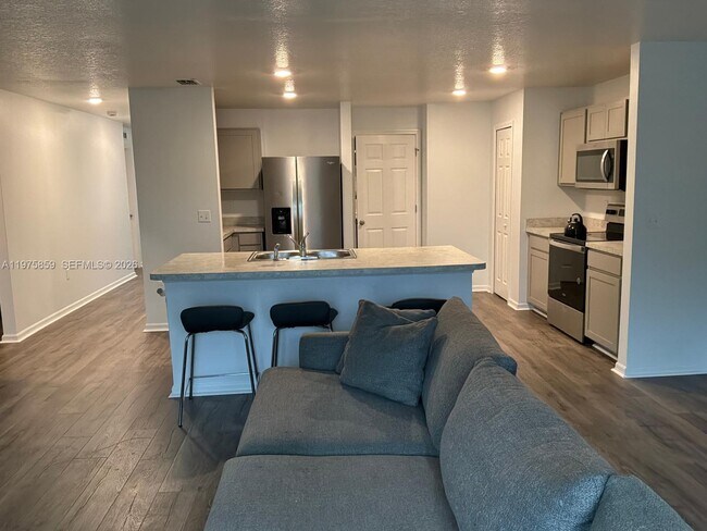 Building Photo - 2180 SW Cameo Blvd