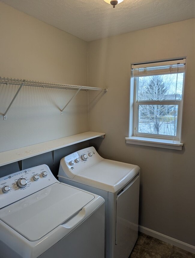 Building Photo - Beautiful well maintained 4 bedroom 3 bath...